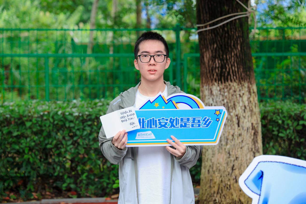 季立诚同学持校长手写寄语卡拍照留念
