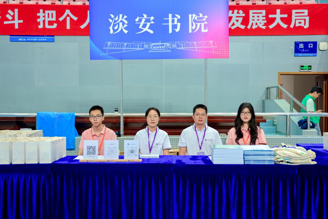 书院老师和志愿者就位